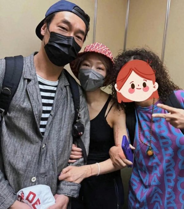 卓信宝 许志安和郑秀文在香港街头被偶遇! 郑秀文眼睛肿胀 紧挽许志安手臂