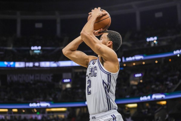 国元配资 继续招兵买马！名记：老鹰一年合同签下魔术旧将休斯坦